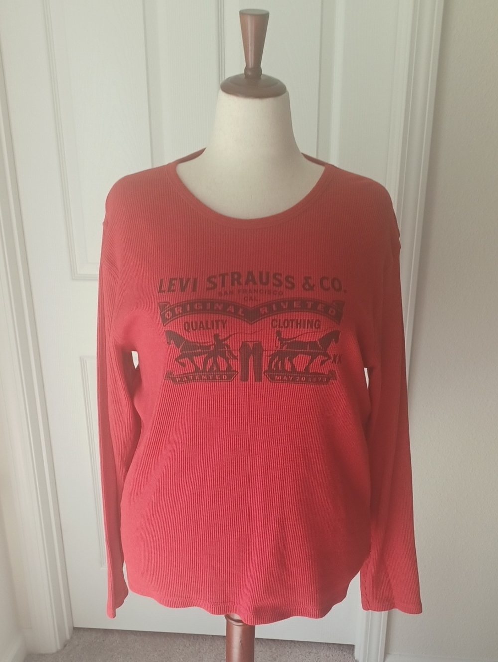 Levi's Red Long-Sleeve Graphic Thermal Top XL